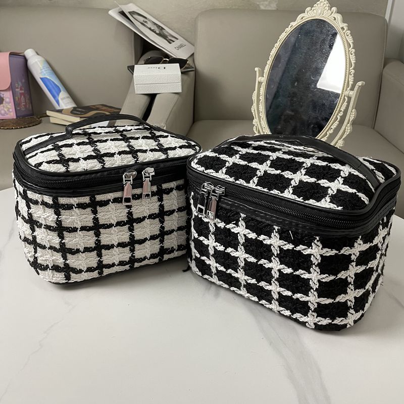 The new simple plaid is plaid makeup bag square portable makeup skin care cosmetic bag foreign trade wholesale