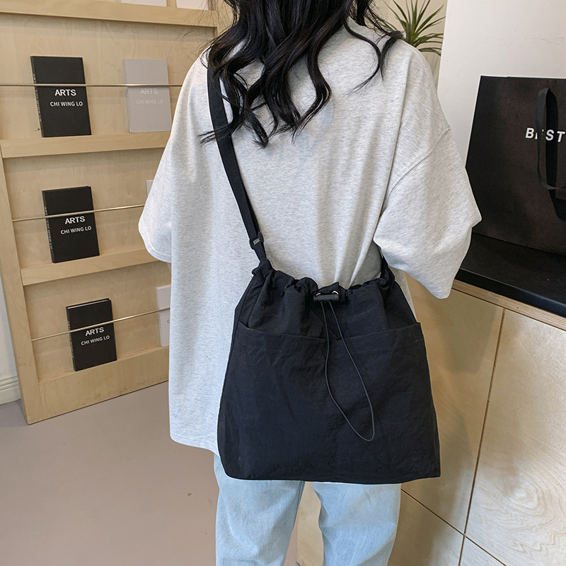 A stylish single-shoulder crossbody bag for 2024, a large-capacity casual commuting bag for classes, and a beautiful and fashionable underarm bag for women undefined