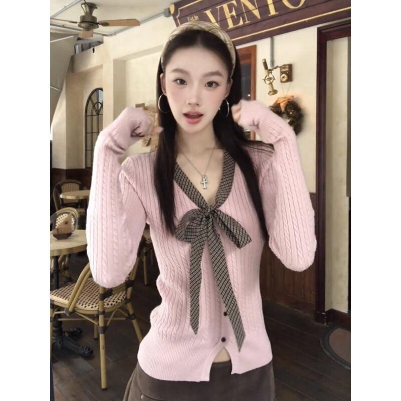 Korean-style pink striped knit top with tie details, long sleeves, slim fit, stretchy, and stylish for layering in autumn and winter Korean-style pink striped knit top with tie details, long sleeves, slim fit, stretchy, and stylish for layering in autumn and winter