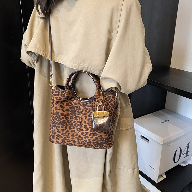 Stampa leopardata per le donne 2024 autunno nuova moda alla moda spalla versione coreana design di nicchia borsa ascellare_voghion.com