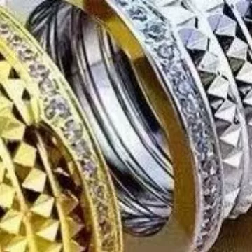 High-end Baojia black diamond-embellished wide version rivet diamond-shaped pyramid titanium steel ring, European and American style, personalized for couples