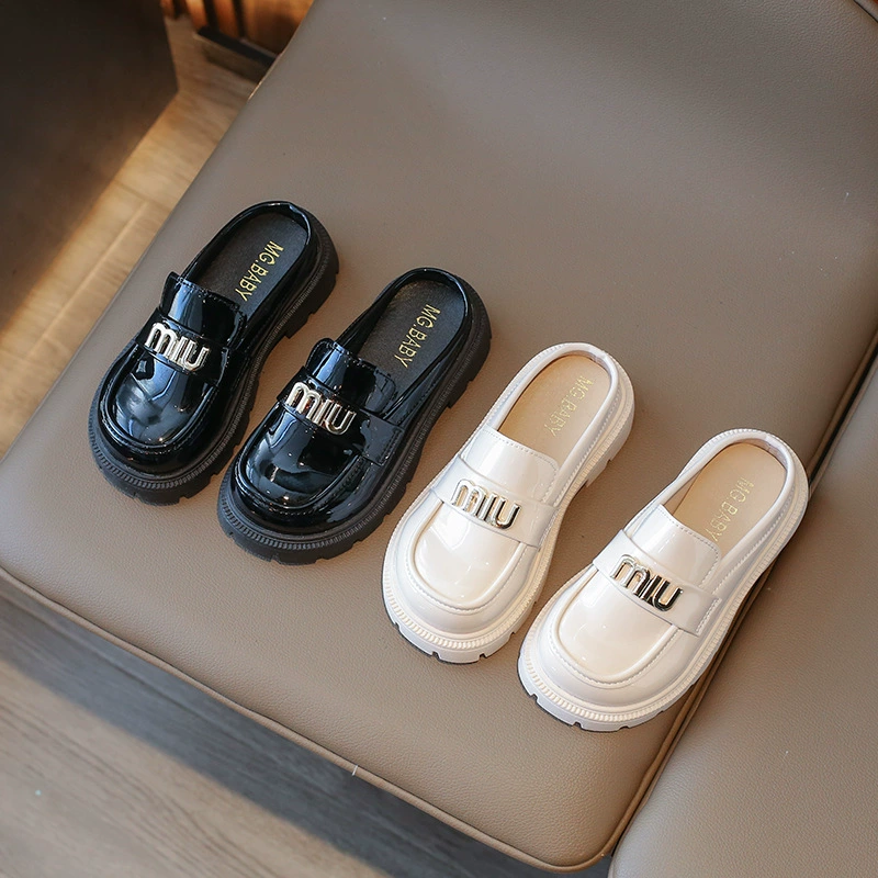 Модные детские холодные тапочки 2024 Летние новые мальчики и девочки Британские ветры Баотоу водонепроницаемый стол прохладное мягкое дно оптом