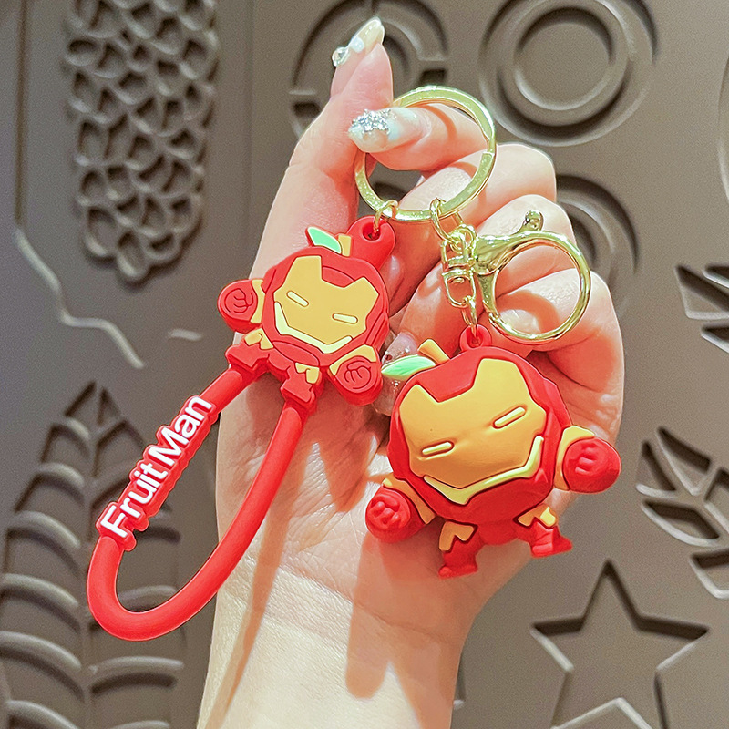Fruita superhéroes llaveros femeninos lindos dibujos animados Iron Man bolsos de pareja colgante pequeño regalo al por mayor