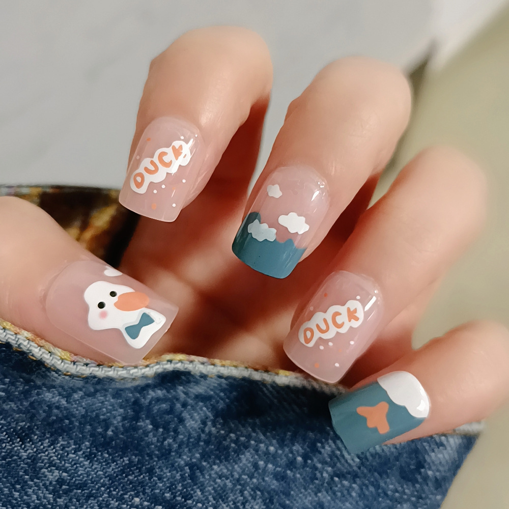 Cariñosa y dulce viento corto de uñas planas de dibujos animados pato blanco impresión para usar uñas 24 piezas pequeñas parches de uñas frescas