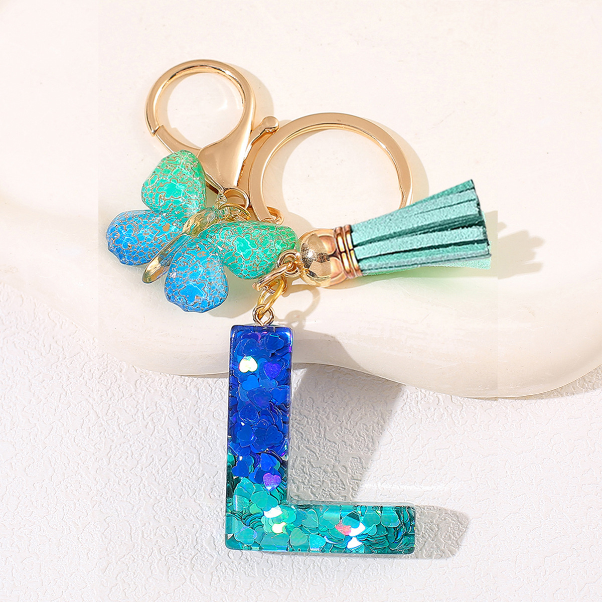 Amazon 26 letras llaveros bolsos damas colgantes colgantes sequillas letras bordas mariposa llaveros