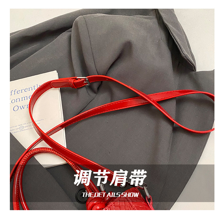 A niche and simple hand-held bucket bag for the summer of 2025, featuring a fashionable and stylish Korean style with a woven pattern, is a single-shoulder crossbody bag undefined