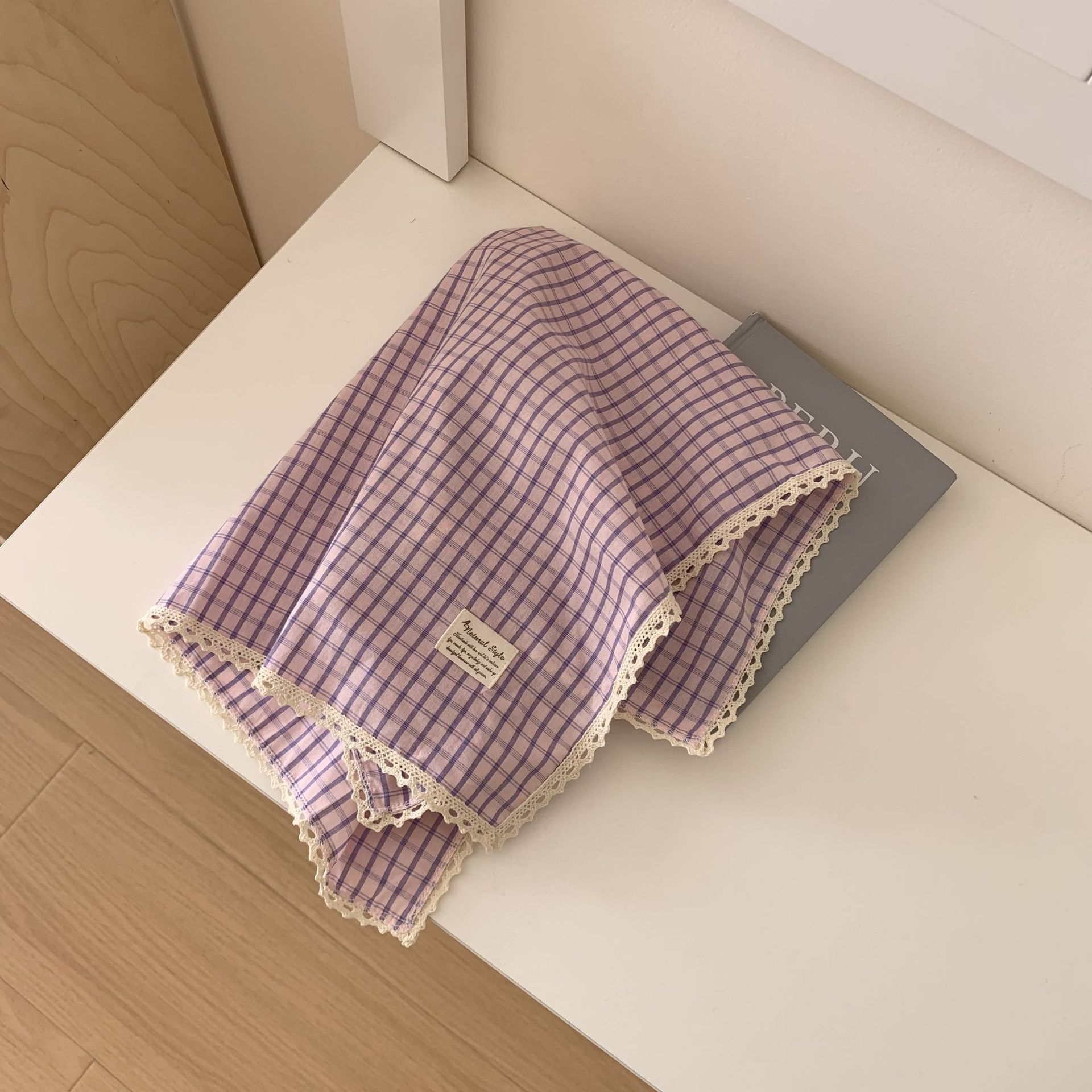 Pequeño encaje a cuadros púrpura