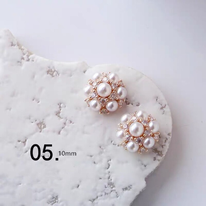 新商品のネイルジルコンが輝いています。豪華な花のボールに真珠の花を入れます。|undefined