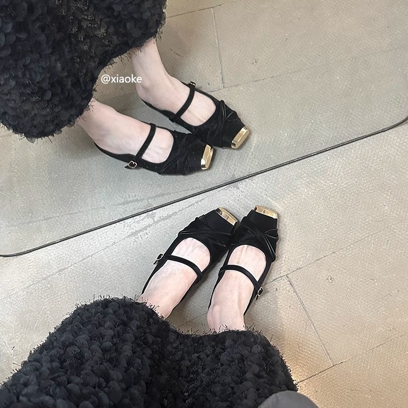 Cabeza cuadrada de metal, tacón plano, medio arrastre, modelo de primavera 2025, zapatillas de suela suave de cuero suave, las mujeres usan zapatos Mary Jane