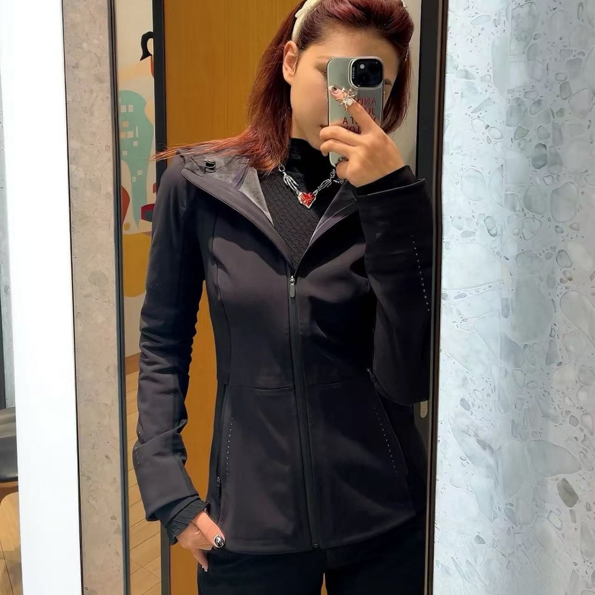 New Women's Hooded Soft Shell Plus Velvet Sports Jacket Outdoor Waterproof Sports Jacket Waist Slimming