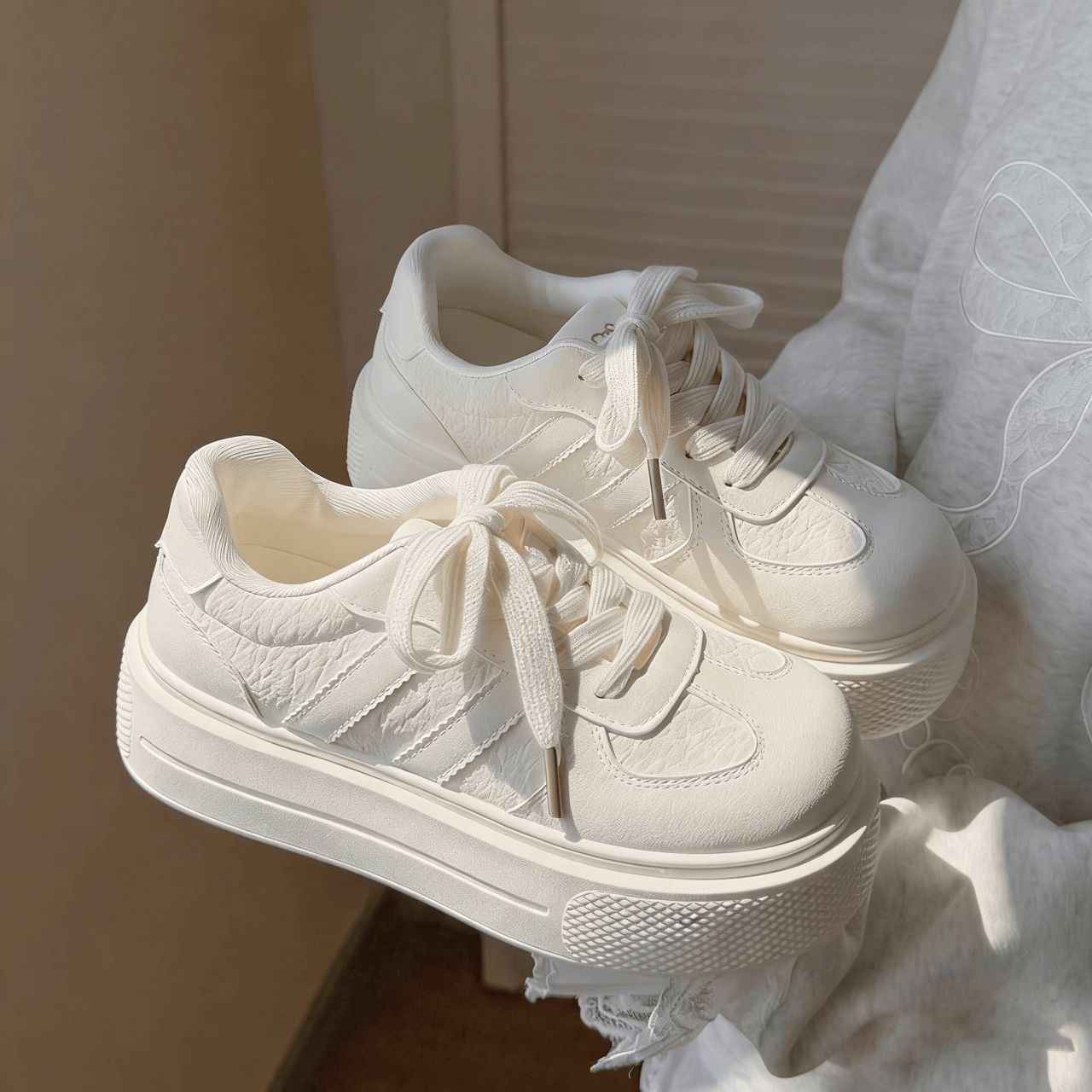 2026 primavera y otoño nuevos zapatos de skate pequeños para estudiantes, zapatos blancos variados, zapatos de skate casuales para mujeres
