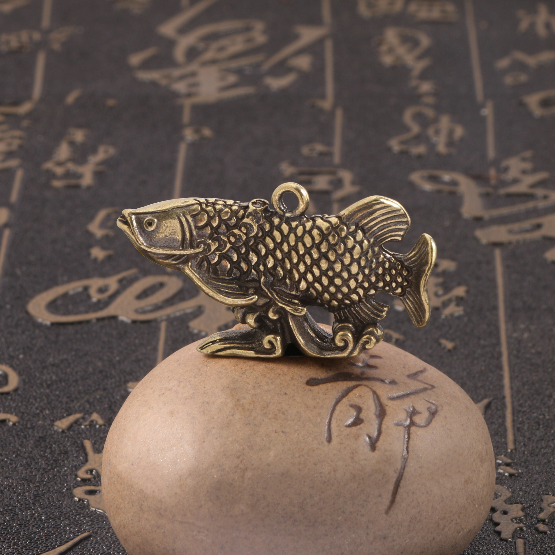 Antigua colección de antigüedades adornos latón antiguo dragón pescado coche llavero pequeño colgante cobre mango fábrica al por mayor