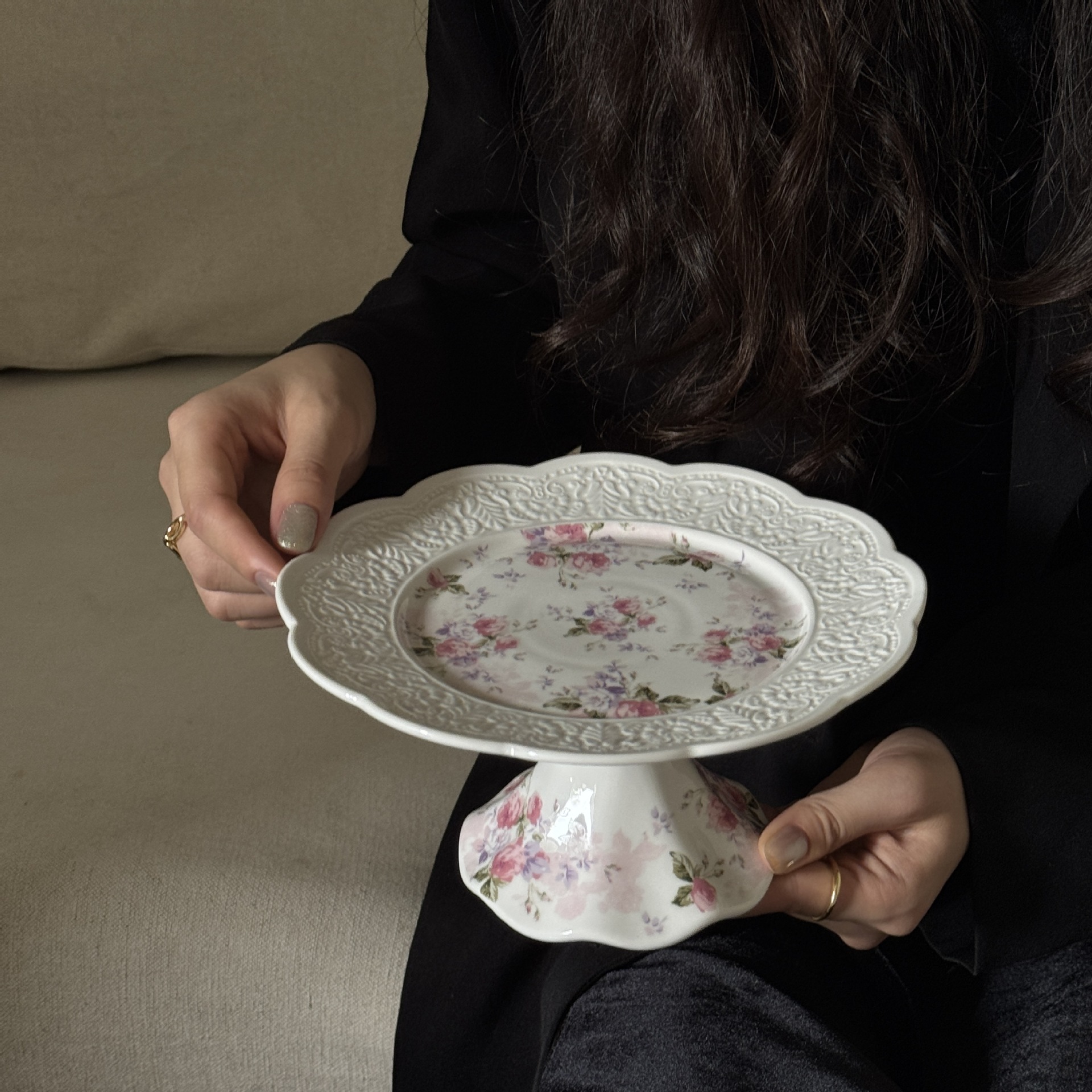 꽃잎과 잎이 있는 키가 큰 접시 20*10