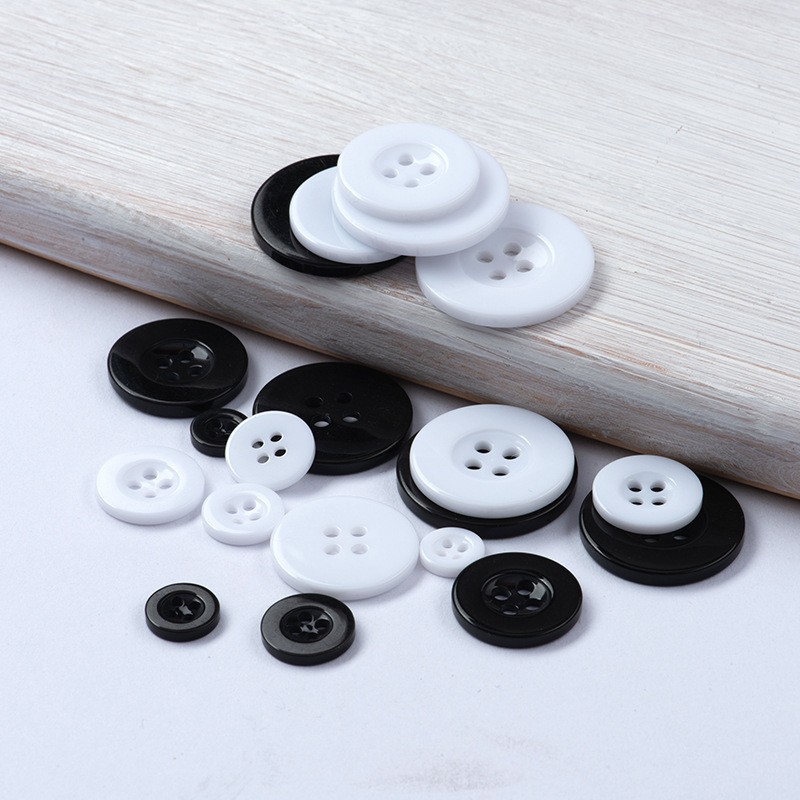 Cortavientos con botones de borde ancho de resina Botones redondos Camisa de cuatro ojos negra blanca Los botones de resina se pueden teñir fabricantes al por mayor