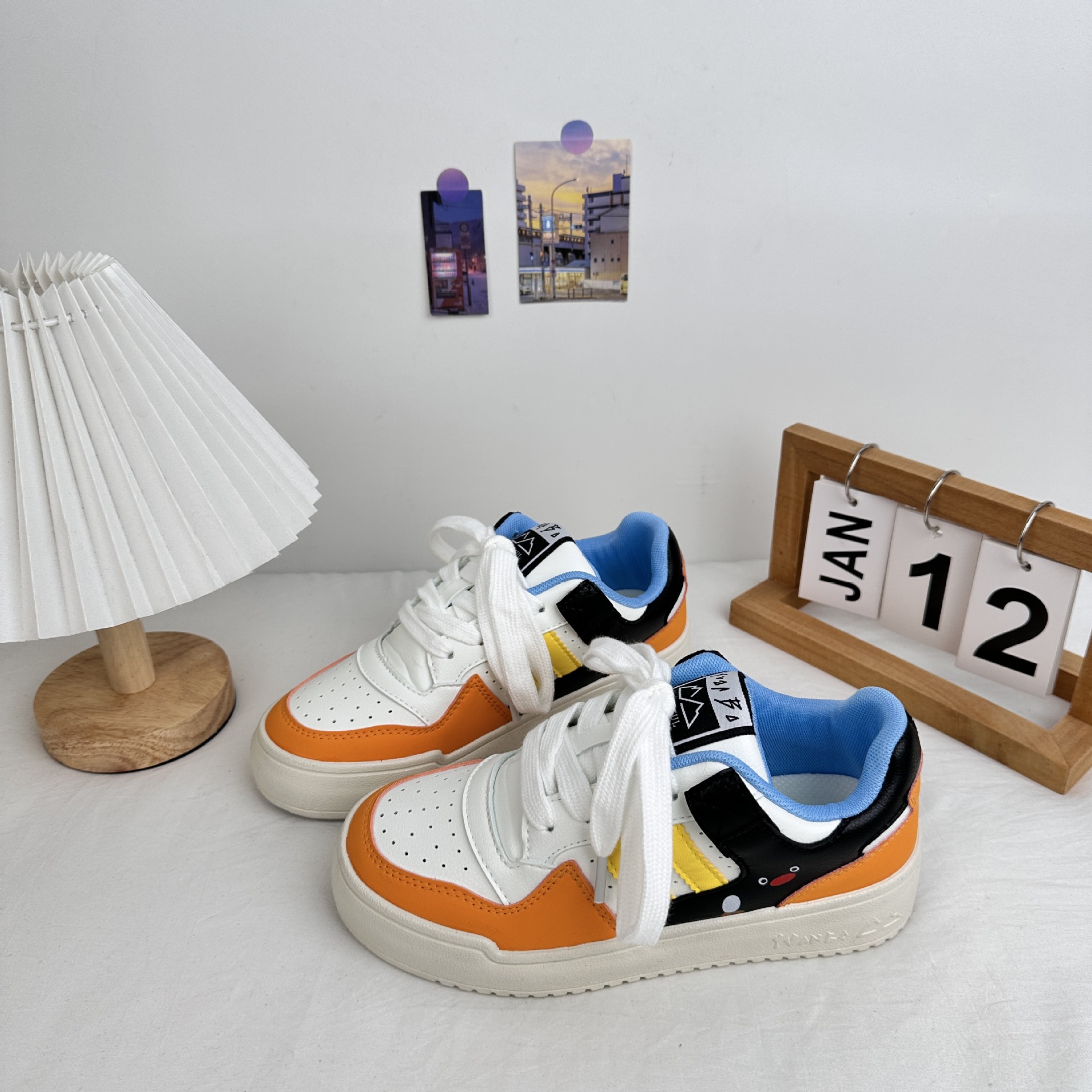 Estilo de campus zapatillas de deporte casuales para mujer 2025 primavera zapatos chic de todo fósforo zapatos blancos de suela gruesa zapatos de graffiti para estudiantes retro image 4