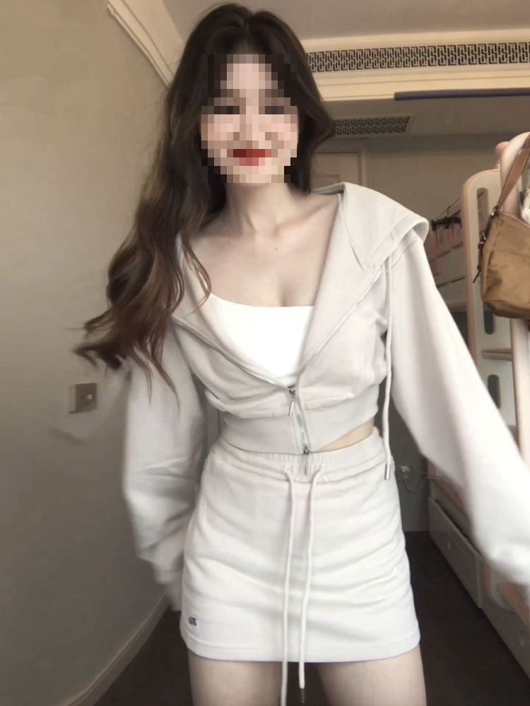 甜辣风穿搭秋季新款短款连帽卫衣包臀短裙时尚两件套女装原创设计