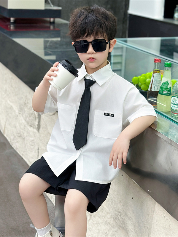 7125 Traje de estilo universitario para niños 2025 Verano Nuevo estilo Camisa de manga corta para niños Pantalones cortos Ropa de jardín de infantes de dos piezas