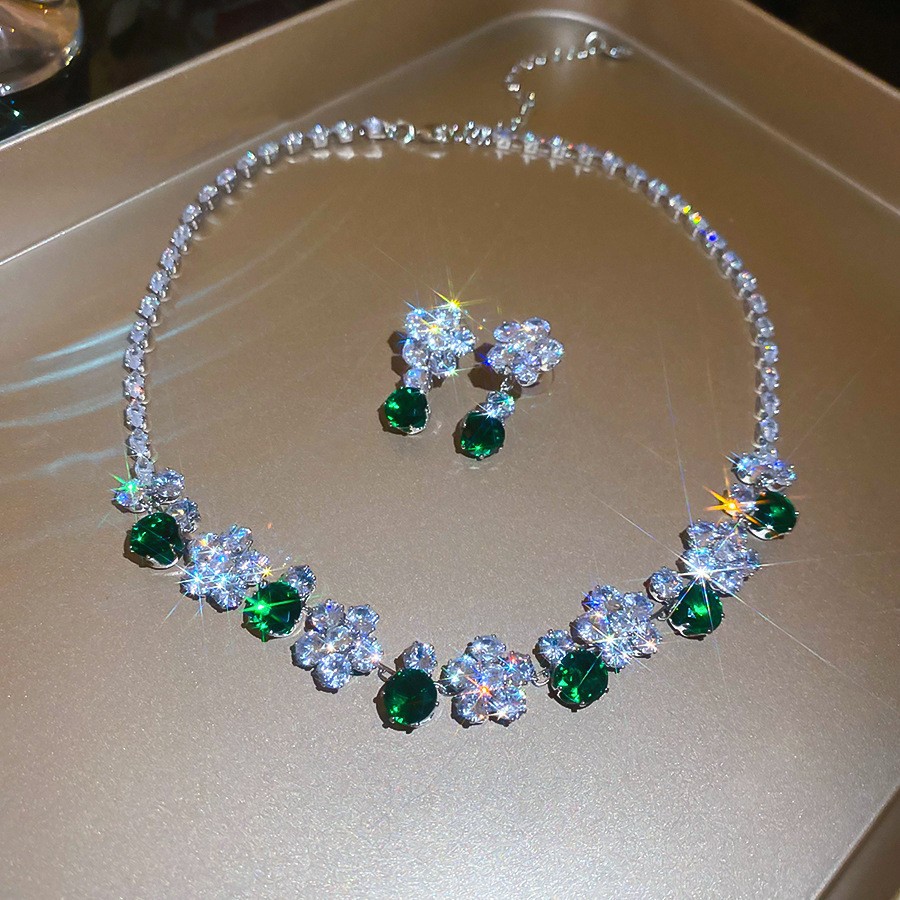 Collar de aretes cuadrados con incrustaciones de diamantes de dos piezas de moda, lujo ligero, collar de alta gama, temperamento exquisito, conjunto de joyas de todo fósforo