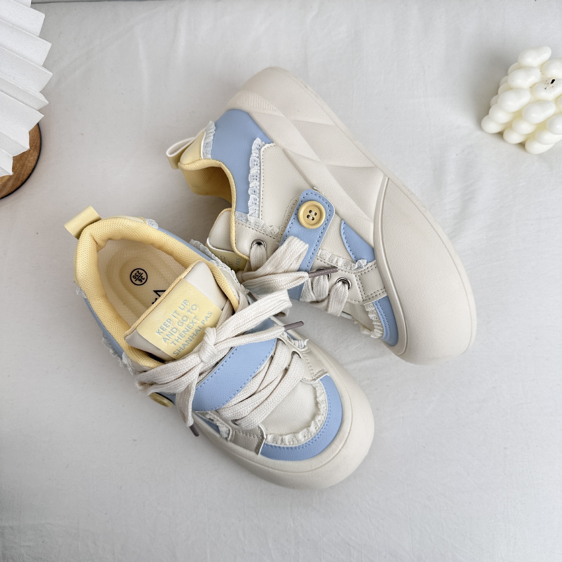 Zapatillas deportivas transpirables de suela gruesa de onda lejana para estudiantes de la escuela 2025 primavera nuevos zapatos blancos casuales de todo fósforo para el cabello