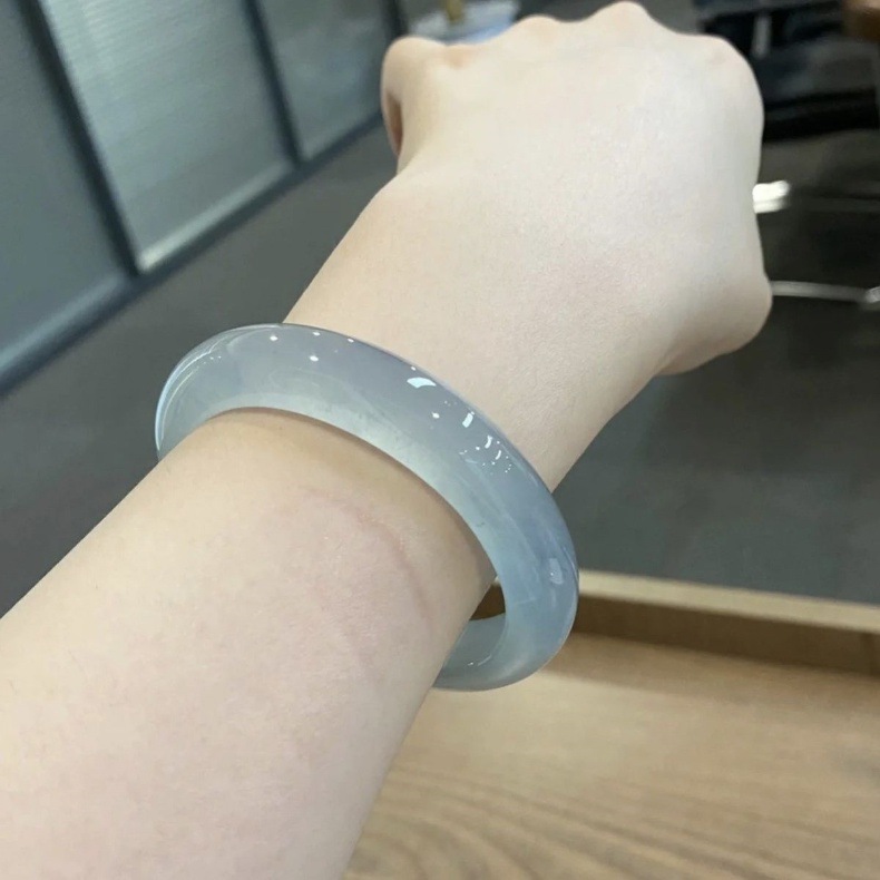 Vòng tay ngọc bích tự nhiên Miến Điện màu xanh lá nhạt cao cấp (đường kính trong 52–64 mm) chi tiết 2