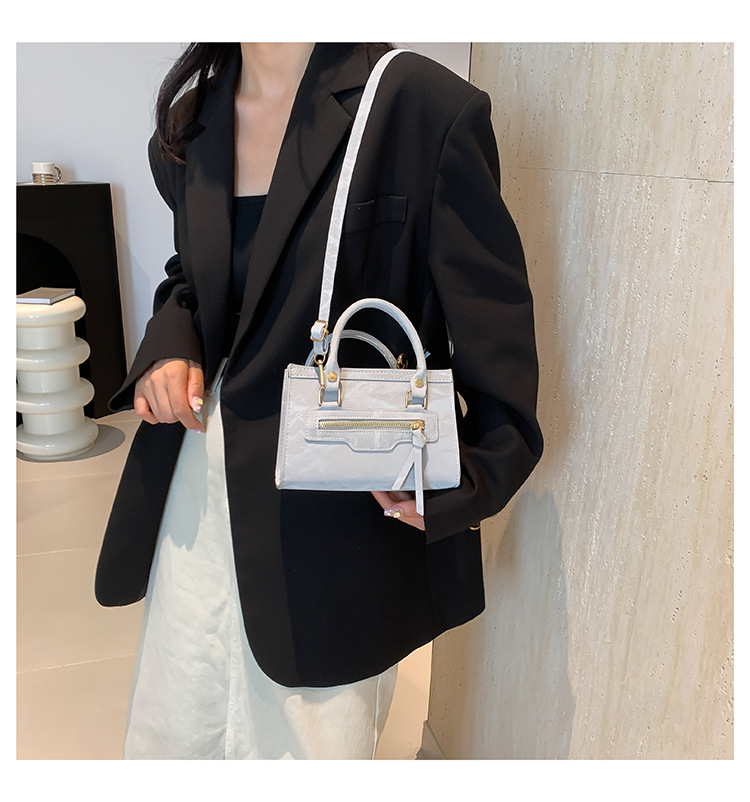 A retro, individualistic, casual single-shoulder crossbody bag for the autumn of 2024, featuring a fashionable, simple and elegant style, and a small square handbag for commuting undefined