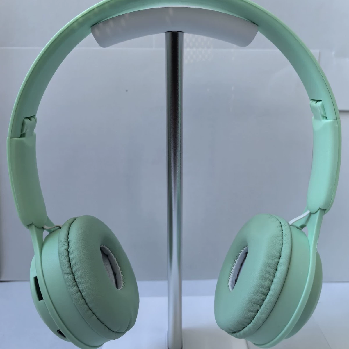 Малые портативные наушники в руках, Bluetooth