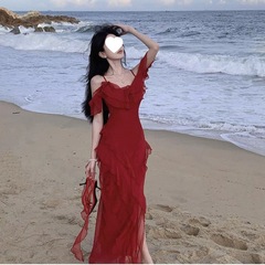 法式复古绝美红色吊带连衣裙女夏新款荷叶边超好看氛围感海边度假