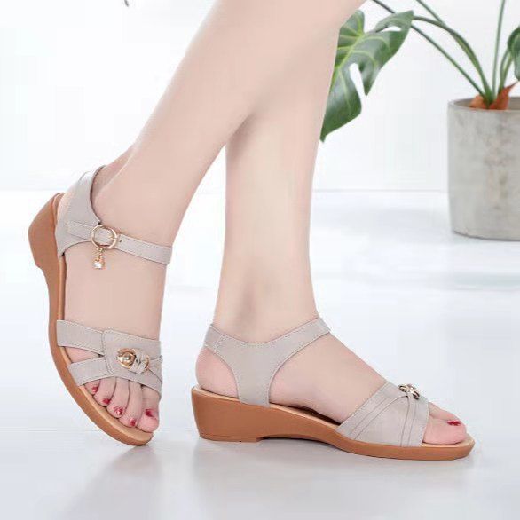 Nuevas sandalias de verano para madres, tacones de pendiente plana, sandalias de tendón suave de mediana edad, sandalias antideslizantes de moda universal