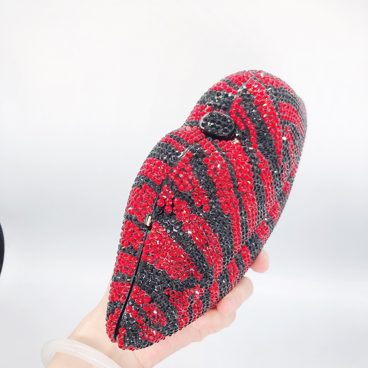 Túi clutch dạ tiệc đính đá viền môi ngựa vằn — Cá tính đặt làm chi tiết 5