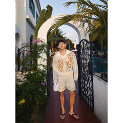 軽い贅沢感の透かし彫りの小さい透き通った長袖のtシャツの男の2025年の夏の新型のゆったりしているファッションのデザイン感の小さい大衆の上着