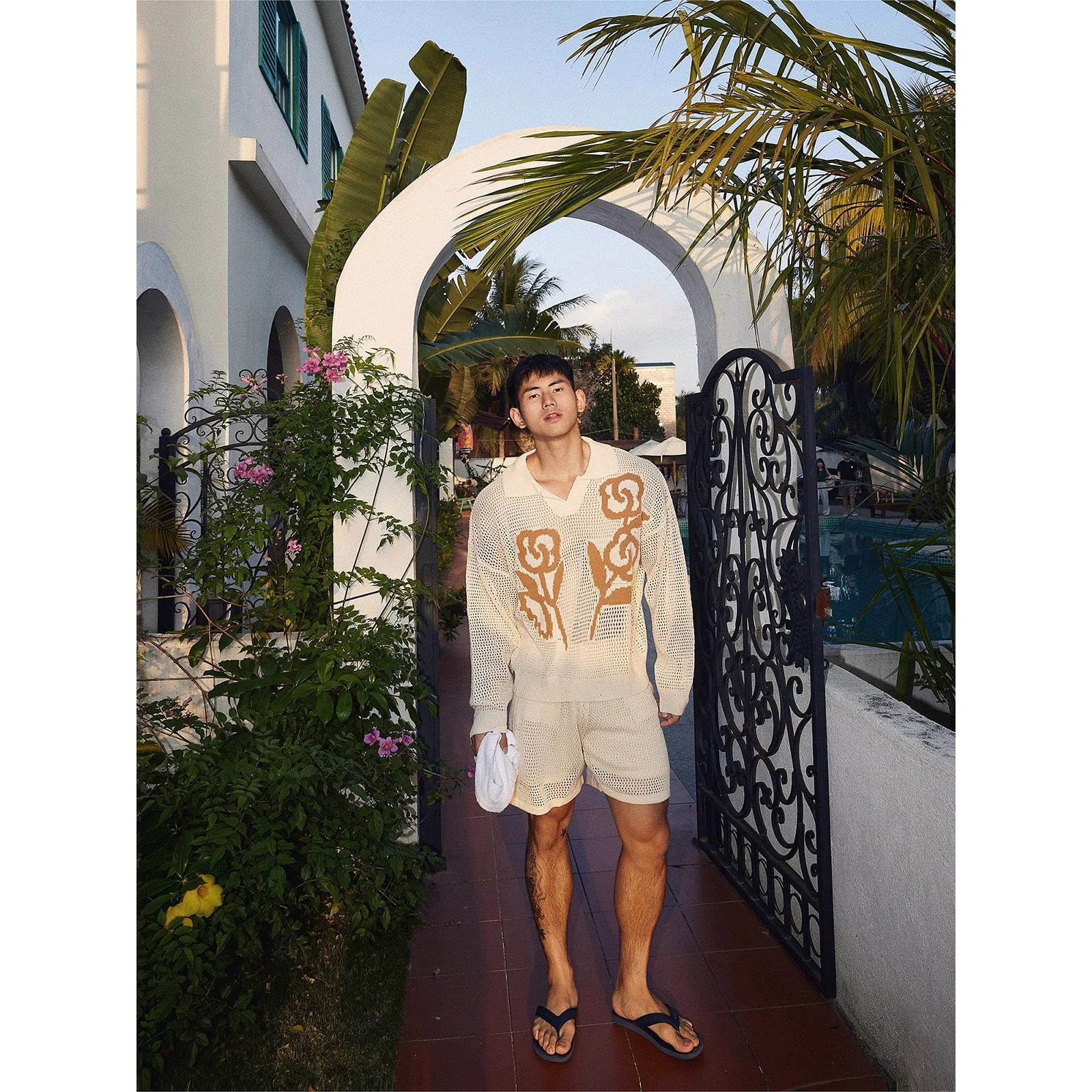 Легкая экстравагантность, вырезая, слегка прозрачная футболка с длинными рукавами, мужская 2025 новая свободная тенденция дизайн, чувство нишевые топ