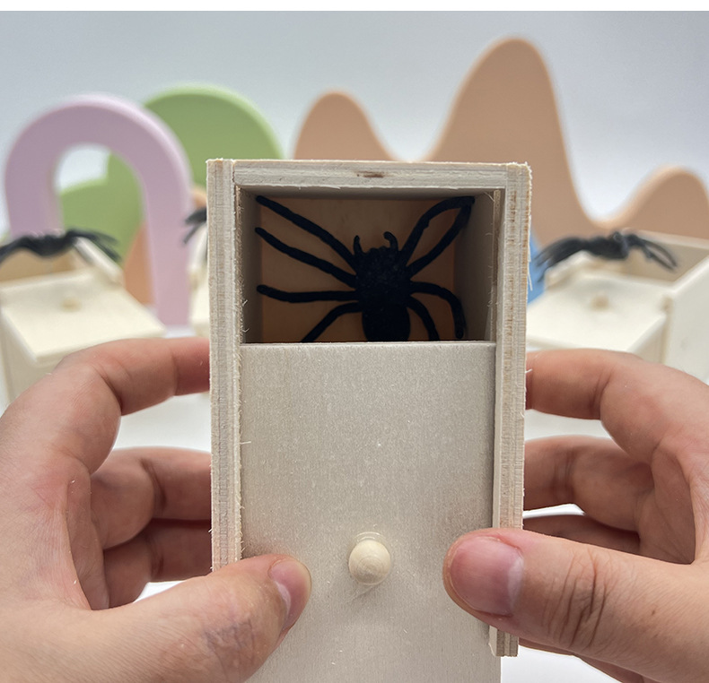 Scatola di legno a sorpresa a forma di ragno, stesso oggetto di scena divertente, insetto spaventoso, scherzo horror, giocattolo_voghion.com