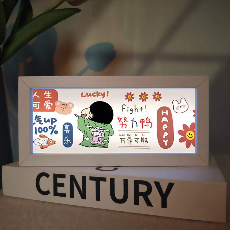 クレヨンの小さい新しい文字の励ましの志の小さい夜の明かりのプレゼントのベッドの事務室の机は装飾の伴寝灯の雰囲気の明かりを並べます。|undefined