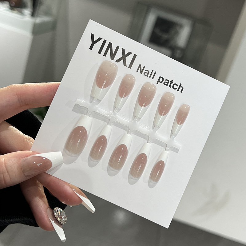プレハブのグラデーションの白いフランスの逸品はネイルのins風を着ます。|undefined