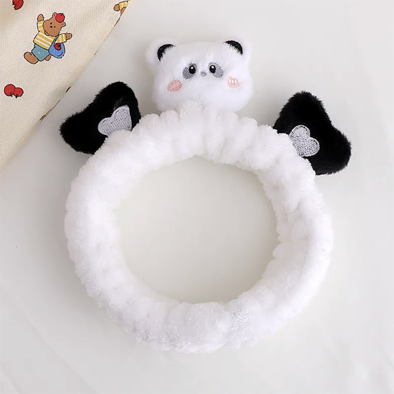 顔を洗って髪を洗って新型の少女の韓国の化粧をつけてマスクの専用のカチューシャをつけます。