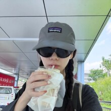 �컨��Pata������ɫ����С�ˑ����ٸ�͸�����m�\������ñ��Ůͬ��