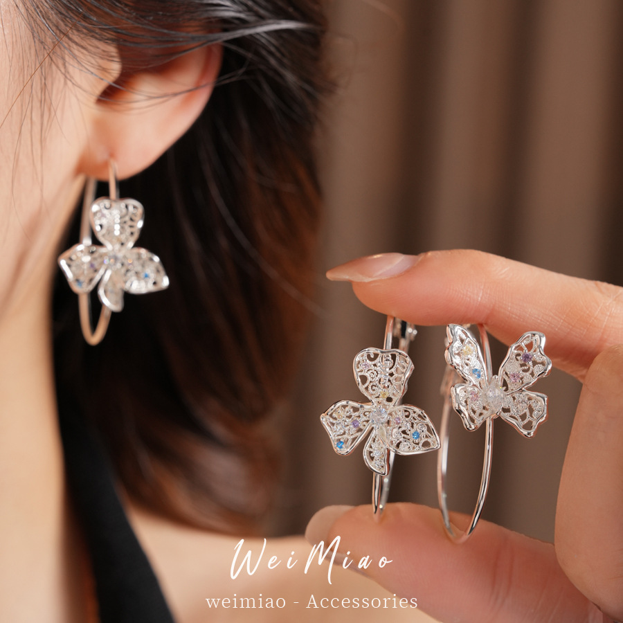 Aguja de plata Zircon hueco flores mariposa pendientes ligeros de lujo de alta calidad personalidad nicho temperamento moda pendientes mujeres