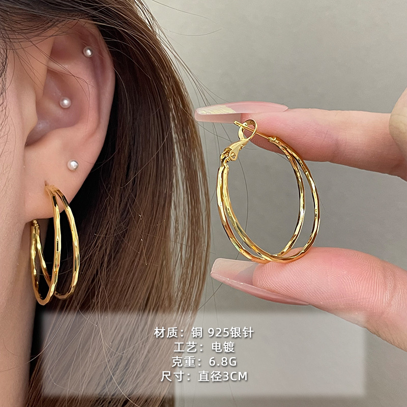 2025 nuevo estilo verano de moda anillo plateado círculo negro círculo fino temperamento europeo y americano aretes dorados de todo fósforo