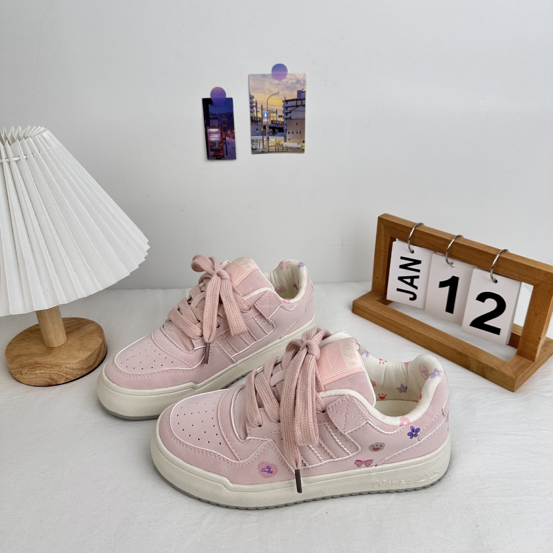 Estilo de campus zapatillas de deporte casuales para mujer 2025 primavera zapatos chic de todo fósforo zapatos blancos de suela gruesa zapatos de graffiti para estudiantes retro image 3