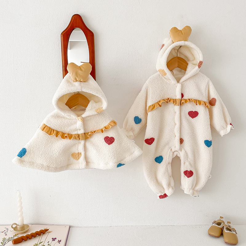 点兮婴儿冬装新生儿衣服宝宝连体衣满月百天爱心斗篷冬季外出爬服