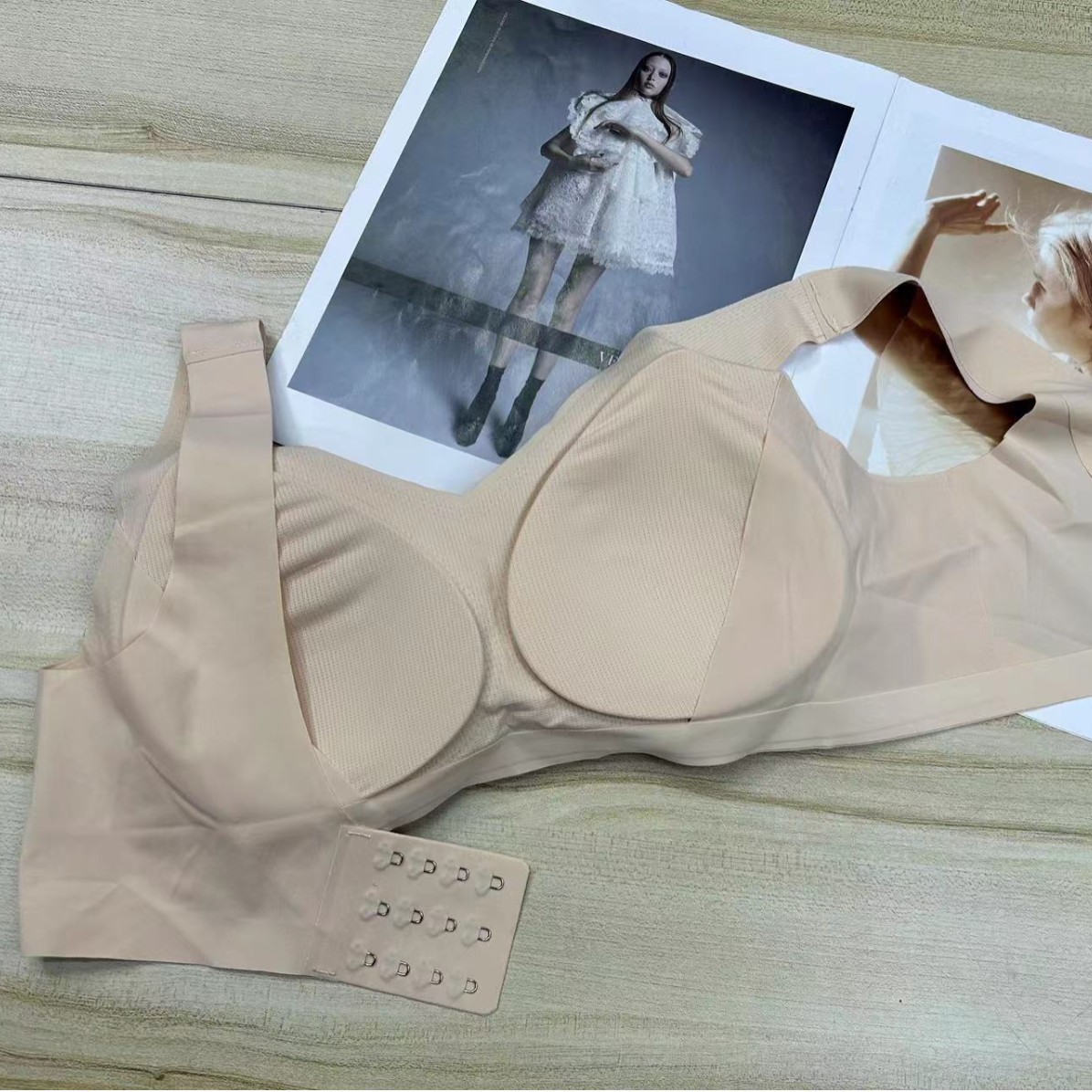 Sudeste asiático nuevo verano brillante sin marcas cómodas ropa interior brillante sexy desnuda bra anti-caída bra al por mayor