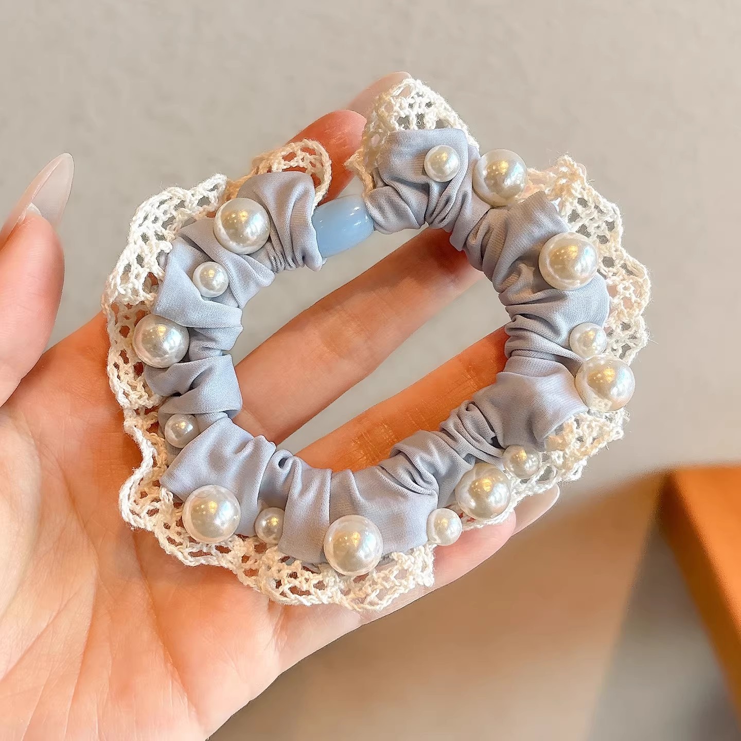 Círculo de tela de punto azul con perlas, de aproximadamente 9 cm.