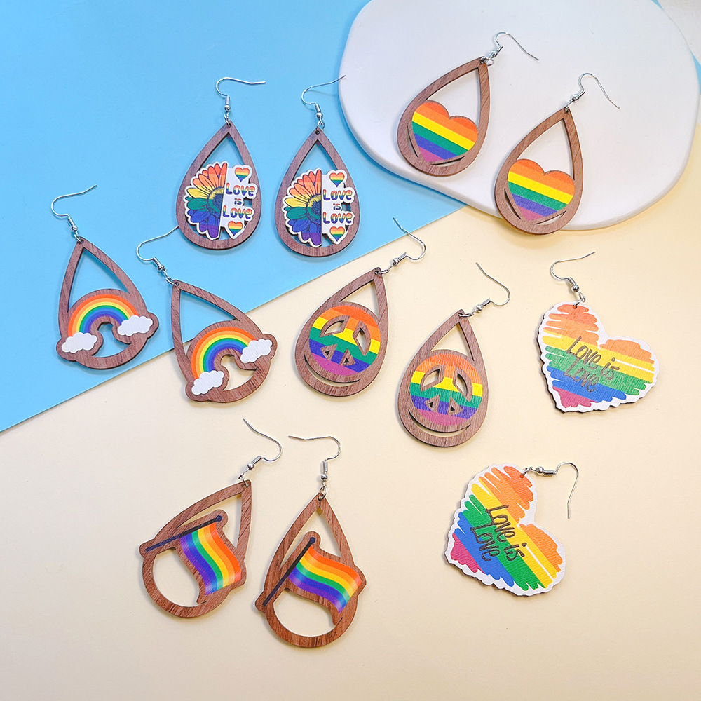 Großhandel Schmuck 1 Paar Süss Brief Regenbogen Herzform Holz Tropfenohrringe display picture 1