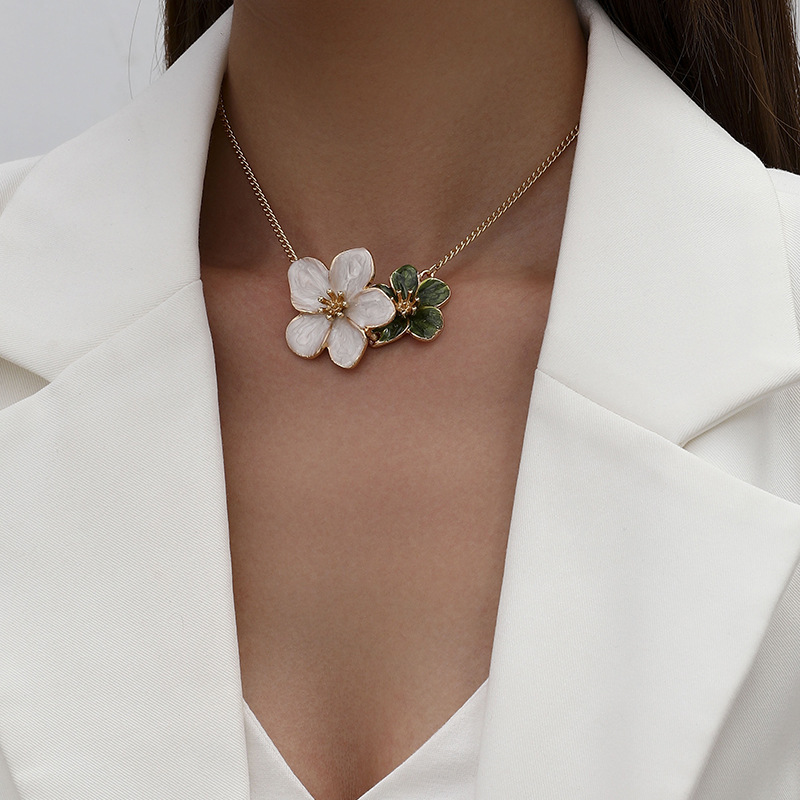 Dulce y fresco collar de costura de flores blancas súper hada femenina temperamento de lujo ligero cadena de clavícula de todo fósforo joyería de diseño de nicho image 2