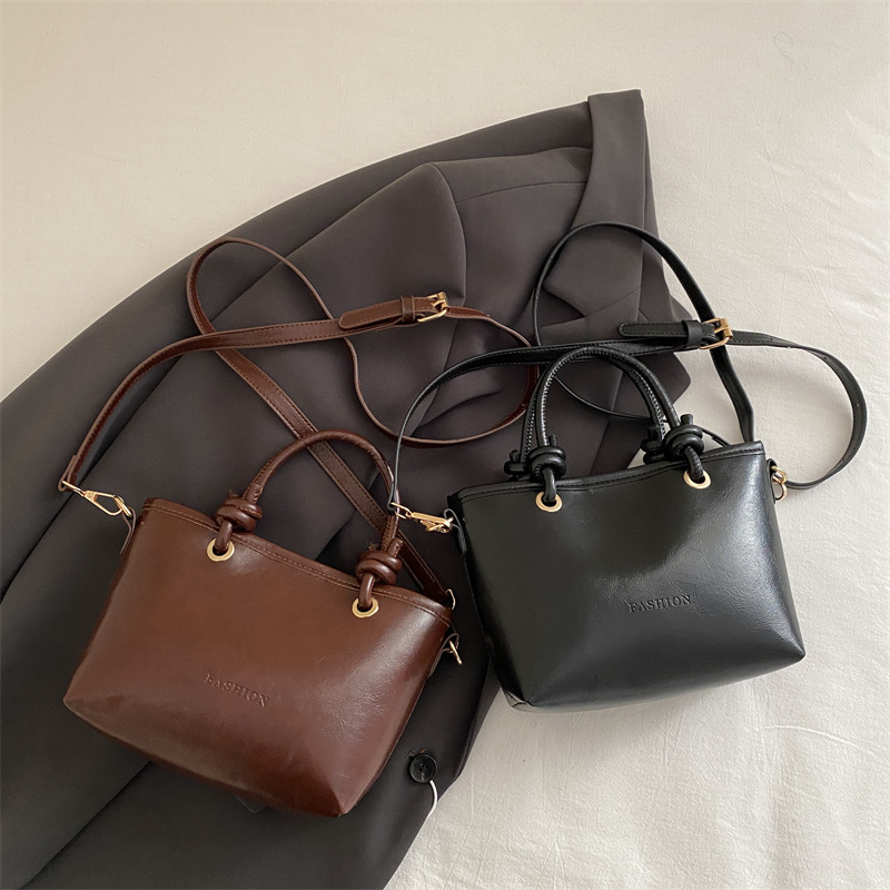 Bolso de moda simple 2025 primavera nuevo retro textura bolso de cubo de moda color sólido viaje mochila de hombro