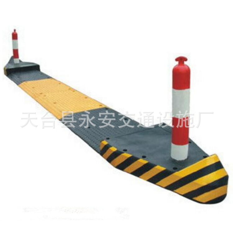 道路岛 斑马线橡胶挡 黄黑相间带反光立柱 行人防撞