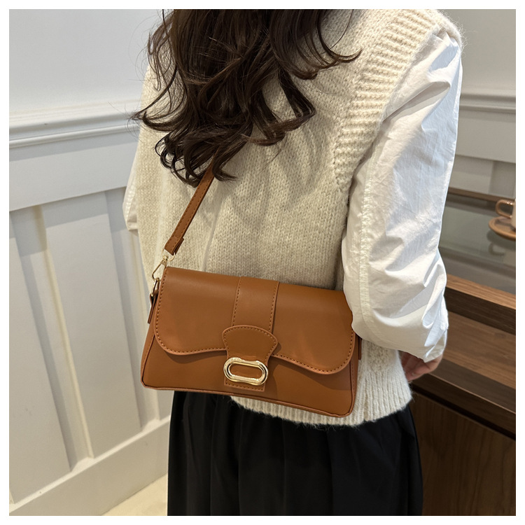 A casual and stylish small bag for women, a new 2024 fashion single-shoulder underarm bag, a retro and fashionable commuting crossbody small square bag undefined