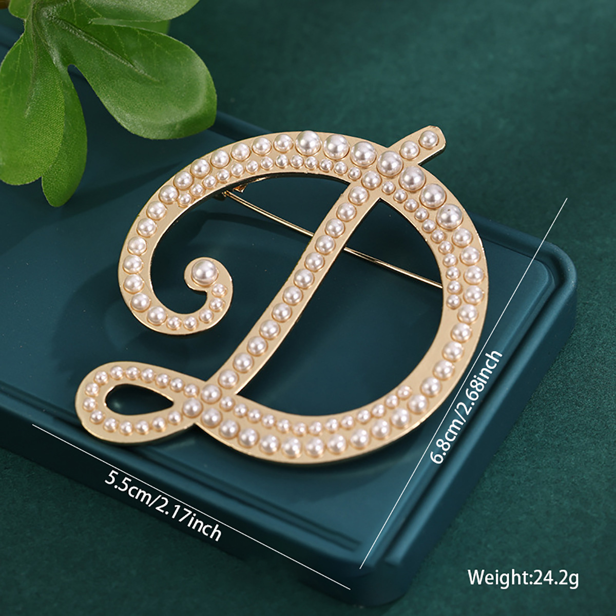 26 broches con letras en inglés de perlas, alfileres para ropa, decoraciones retro transfronterizas europeas y americanas, accesorios antiexposición para cuello