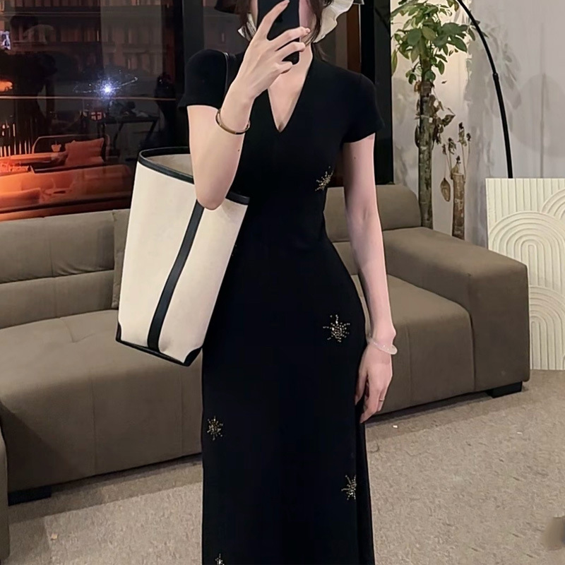 2025新品修身夏款轻奢名媛显瘦气质黑色连衣裙V领重工烫钻长裙女|undefined