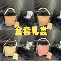 女性用バッグ 2025 新しいバケットバッグ BB エンボス加工レディースバッグバケットバッグポータブルショルダーバッグクロスボディバッグトレンディ